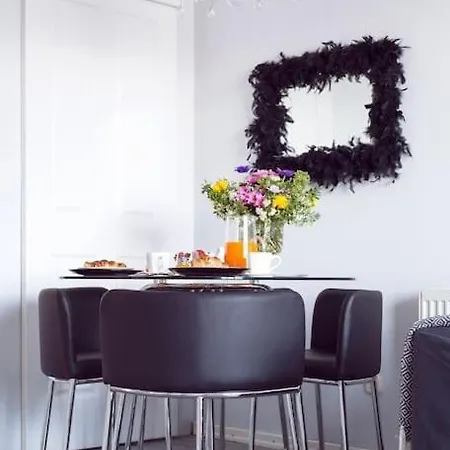 Lovely & Cosy With A Spacious Balcony Apartment *